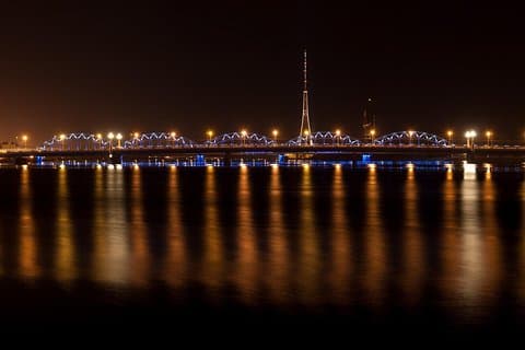 Caiaque noturno no canal da cidade de Riga