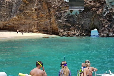 Tropisk katamaran Snorkling, segling och strandupplevelse