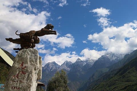 Marvelous Gorge Sightseeing and Photo-Taking From Lijiang