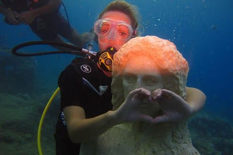 Sida: Scuba Diving Under Water Museum