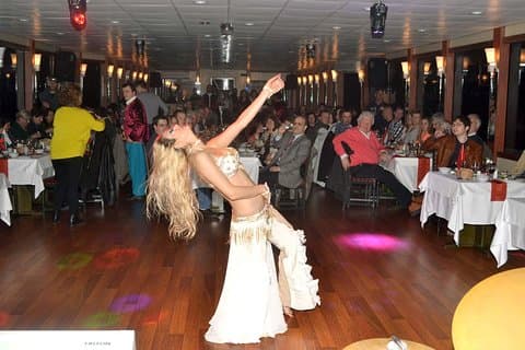 Notte turca in barca con cena e spettacolo