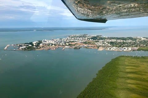 Vol panoramique dans la ville et le port de Darwin