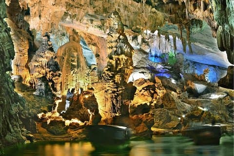 Paviljong på jorden: Paradise Cave Tour från Hue City