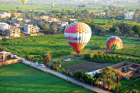 2 nættersture Luxor, Aswan, varmluftsballon og Abu Simbel med fly fra Kairo