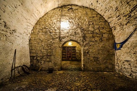Historisk rundtur bland medeltida underjordiska platser och fängelsehålor i gamla stan i Prag