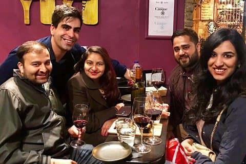 Athen bei Nacht: Kleine Gruppe Sightseeing mit Getränken und Speisen
