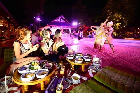 Dîner traditionnel et spectacle culturel Khum Khantoke + prise en charge à l'hôtel