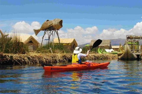 Passeio de caiaque nas ilhas flutuantes dos Uros
