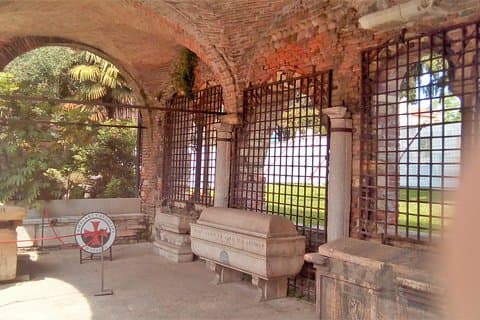 Dunkler historischer Spaziergang durch Verona