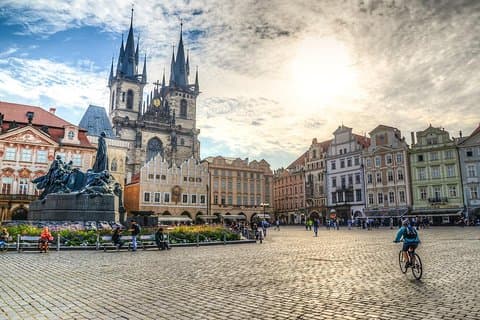 Private Transfer from Vienna to Prague with 2h of Sightseeing