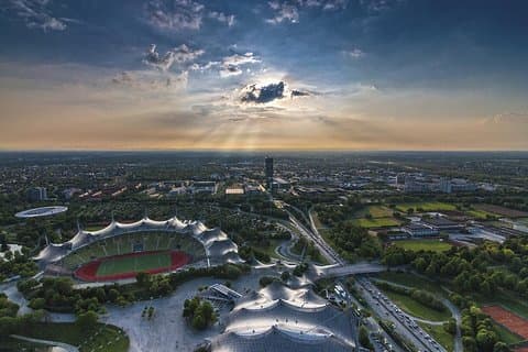 Privat naturskjønne overføring fra Berlin til München med 4 timers sightseeing