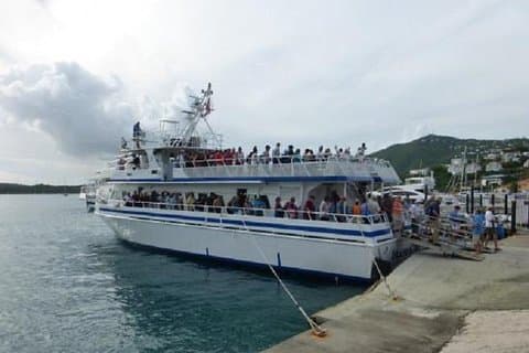 Nave da crociera Navetta per traghetto che va a St. John
