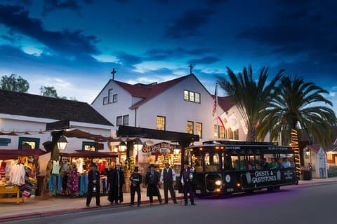 Fantasmas y lápidas de San Diego: un recorrido en tranvía embrujado