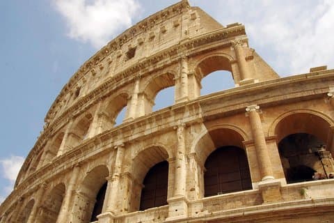 Transferência privada de Milão para Roma com paradas turísticas de 2h, motorista local