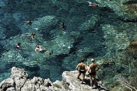 Tour de medio día por la Cueva Azul y Sunj Beach con vistas panorámicas al casco antiguo