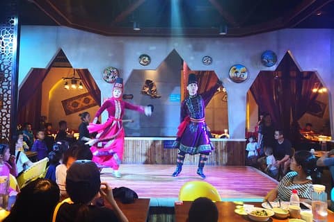 Private 3-hour Xi'an Xinjiang Uyghur Muslim Dining and Show
