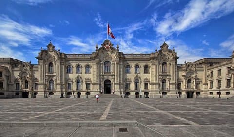 Top 10 Highlights der Lima Historic Tour & Bissen auf E-Scooter