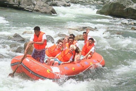 Privater Ganztagesausflug nach Fujian Hakka Tulou und Wildwasser-Rafting