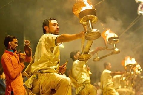 Varanasi: Sunrise Tour mit Ganga Aarti, Akhada Besuch, Ancient Stepwell & Breakfast