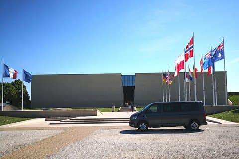 Privatreise von Paris zum Besuch des Caen Memorial Museum an Bord eines Vans (4/7 Personen)