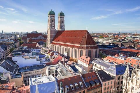 Privater Transfer: Frankfurt nach München mit 2-stündigem Sightseeing-Stopp