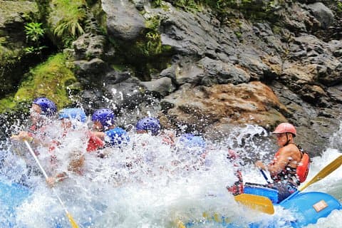 Wildwasser-Rafting - Sarapiqui River Class III-IV von La Fortuna