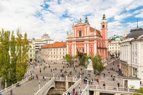 Dagstur Zagreb- Postojna Cave - Predjama Castle - Trieste