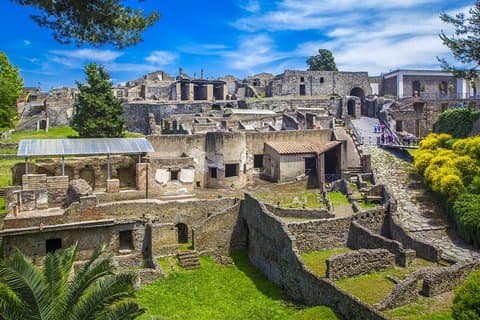 De grote schoonheid van het oude Pompeii verteld door een lokale gids / archeoloog
