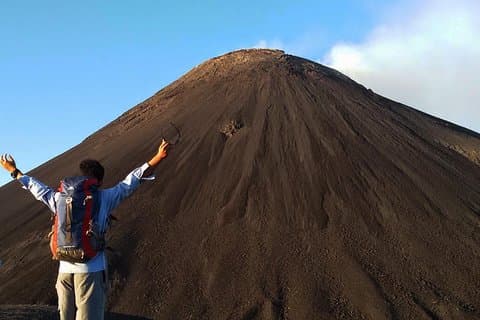 Trekking privato nel Nord Sulawesi sul vulcano Soputan