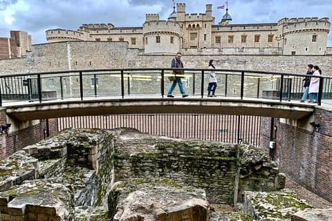 L'impronta di Londinium: esplora le mura romane di Londra con un tour audio autoguidato