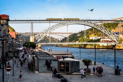 Privater Transfer vom / zum Flughafen Lissabon x Porto