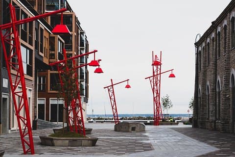 Tallinns stadsspel: kontraster mellan staden och de medeltida murarna