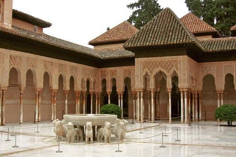 Alhambra Complete: Ticket Skip-the-Line Nasrid Palace and Generalife with Guide