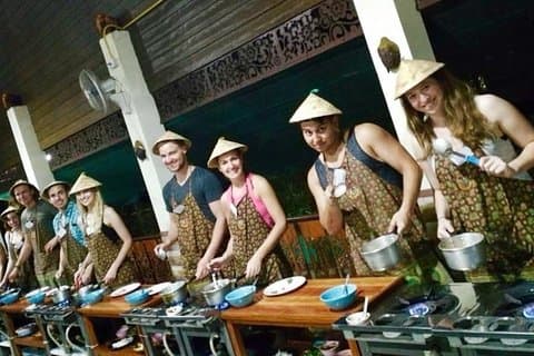 Matlagningskväll Chiang Mai Besök den ekologiska trädgården och marknaden