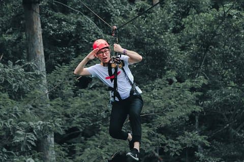 Flying Hanuman Ziplines 42 piattaforme con pasti e trasferimenti di andata e ritorno