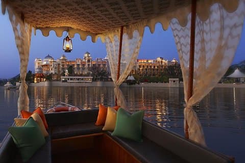 Privat envejsoverførsel fra Mount Abu til Udaipur i AC-køretøj