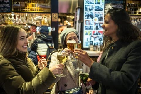 Spanische Austern, Cava und Ibérico-Schinken auf dem La Boqueria-Markt in Barcelona