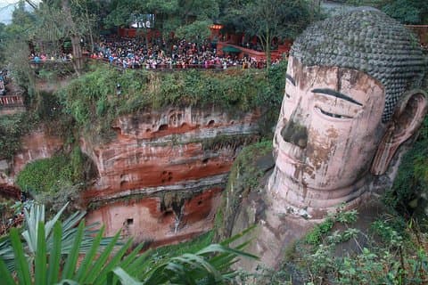 Tagesausflug zum Riesenbuddha von Leshan und zur Altstadt von Huanglongxi