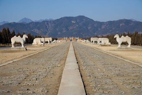 Excursão de auto-guia pela Grande Muralha de Huangyaguan e Tumba de Qing Oriental com motorista particular