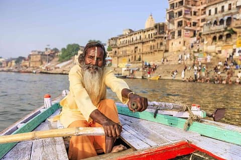 Excursión de un día a Varanasi con ceremonia de Aarti y paseo en bote por la mañana.