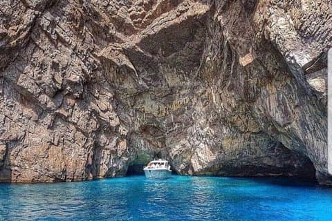 Excursión de un día en barco a Capri para grupos pequeños desde Sorrento