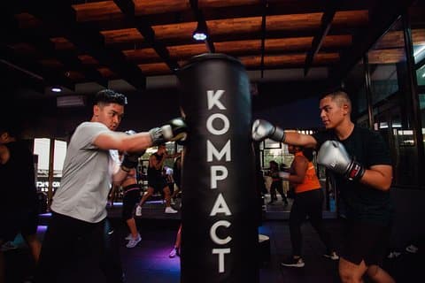 Lezioni di fitness di gruppo e palestra aperta