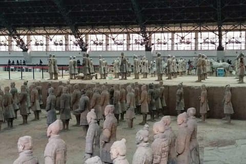 西安のテラコッタ戦士と地元の洞窟住居の発見