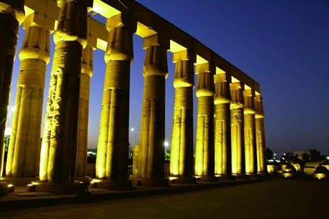 Ein Tag mit dem Flugzeug von Kairo nach Luxor und Karnak