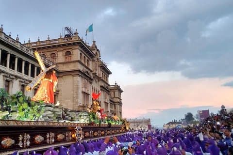 Ronde van katholieke processies tijdens de Goede Week in Guatemala-Stad