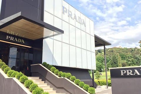 Privater Transfer von Florenz nach Rom mit 3 Stunden Pause im The Mall Lux Outlet