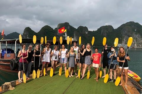 Crucero nocturno de la bahía de Halong con actividades completas en kayak, natación, cueva y comidas ...