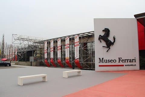 De Florence: visite privée des musées Ferrari: l'excellence de l'art automobile italien