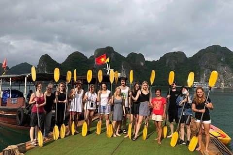 Crucero nocturno de la bahía de Halong con actividades acuáticas