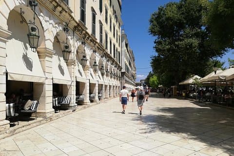 Korfu Altstadt: Historische Gebäude und grosse Persönlichkeiten